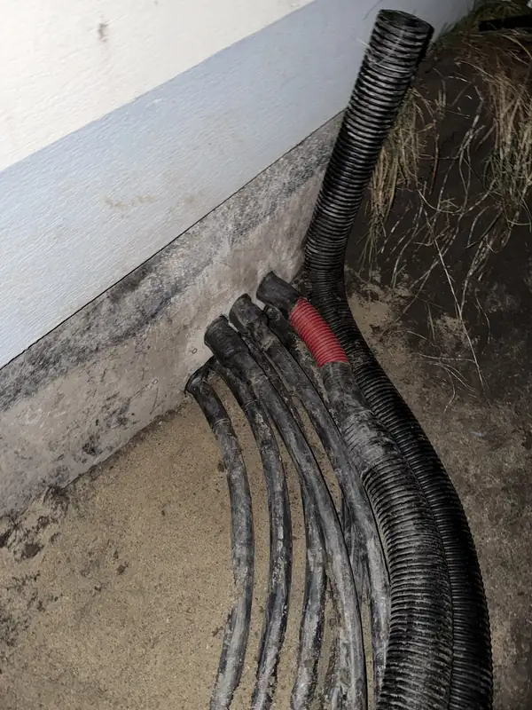 Káble v chráničkách pri vstupe do trafostanice